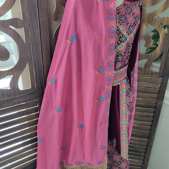 Embroidered Velvet Thobe - Picture 4 of 5